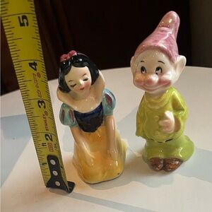 Charming Ceramic Figurine Set - Snow White and Dwarf salt and pepper set